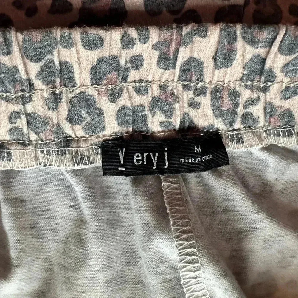 Very J leopard print shorts, size medium - Picture 2 of 3